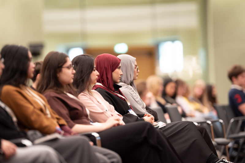 Teilnehmerinnen und Teilnehmer aus verschiedenen Wiener Schulen
