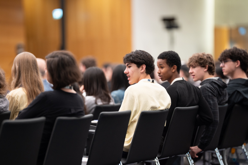 Teilnehmerinnen und Teilnehmer aus verschiedenen Wiener Schulen