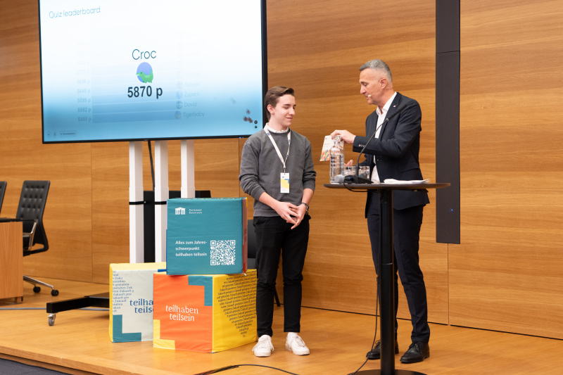 Preisübergabe an den Gewinner des Quizes durch Parlamentssprecher Karl-Heinz Grundböck
