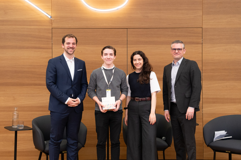 Gruppenfoto. Von links: Nikolaus Ebner- Abteilung Präsidialangelegenheiten (Parlamentsdirektion), Gewinner des Quizes "Croc", Ines Haberl - Redakteurin Newsroom (Parlamentsdirektion), Matthias Keppel - Leiter der Abteilung Demokratiebildung (Parlamentsdirektion)