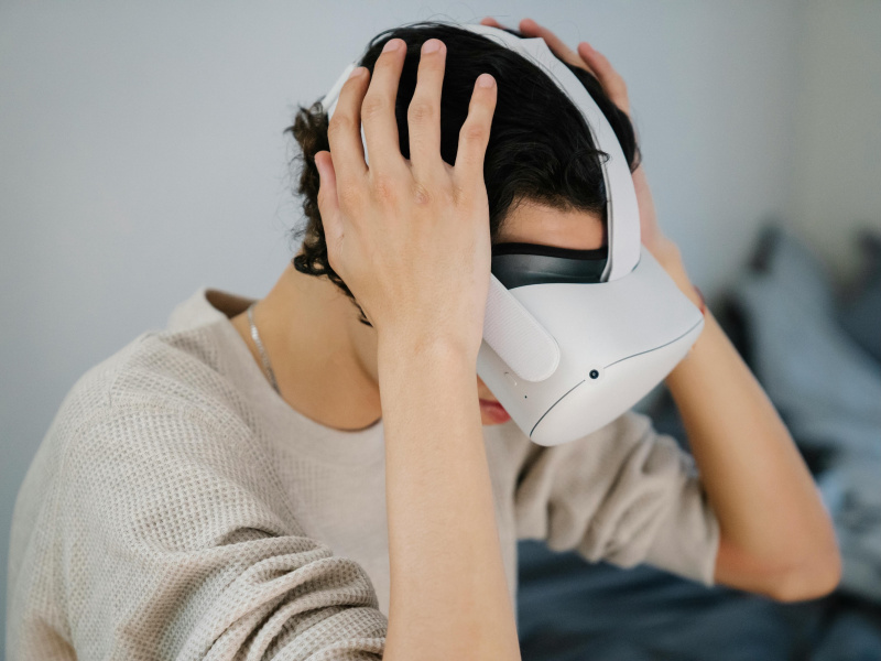 Illustration: VR-Brille die bei chronischen Kopfschmerzen eingesetzt wird.