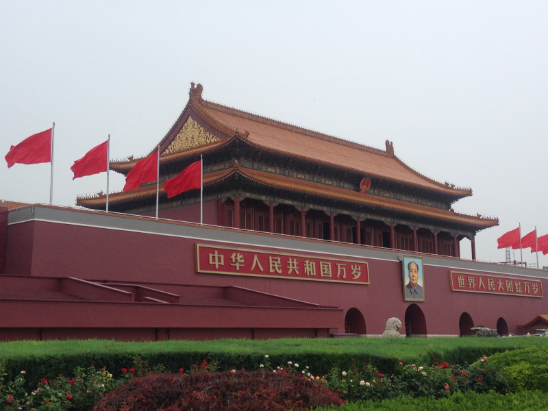 Tian’anmen-Platz oder Platz (am Tor) des Himmlischen Friedens mit Mao-Bildnis