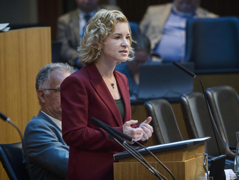 Am Redner:innenpult: Frauenministerin Eva Maria Holzleitner (SPÖ)