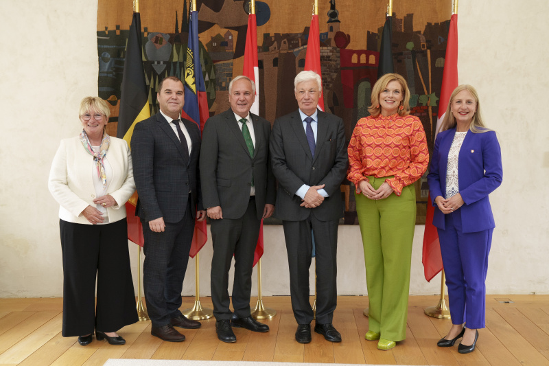 Gruppenfoto. Von links: Präsidentin des Parlaments der Deutschsprachigen Gemeinschaft Belgiens Patricia Creutz-Vilvoye, Präsident des Landtags von Liechtenstein Manfred Kaufmann, Nationalratspräsident Walter Rosenkranz (FPÖ), Präsident der Luxemburgischen Abgeordnetenkammer Claude Wiseler, Präsidentin des Deutschen Bundestags Julia Klöckner, Erste Vizepräsidentin des Schweizer Nationalrats Katja Christ