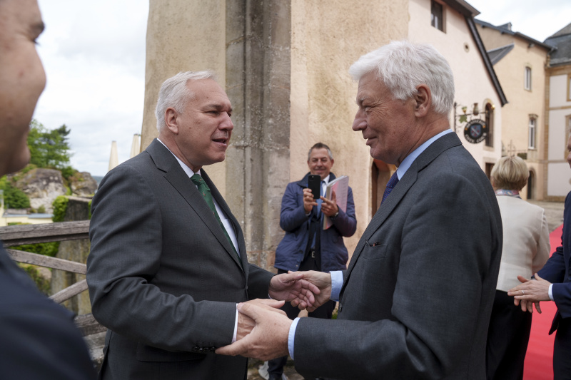 Einholung und Begrüßung. Von links: Nationalratspräsident Walter Rosenkranz (FPÖ), Präsident der Luxemburgischen Abgeordnetenkammer Claude Wiseler