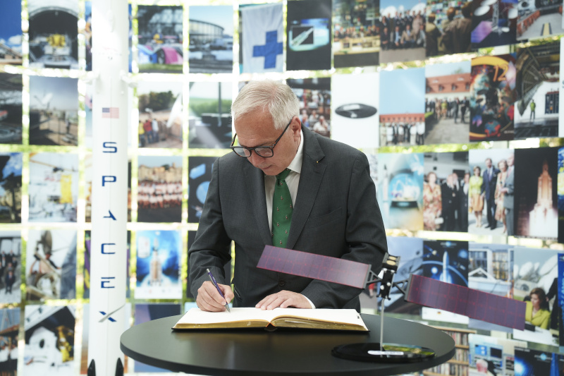 Besuch des Satellitenparks SES Astra Luxemburg. Gästebucheintrag Nationalratspräsident Walter Rosenkranz (FPÖ)