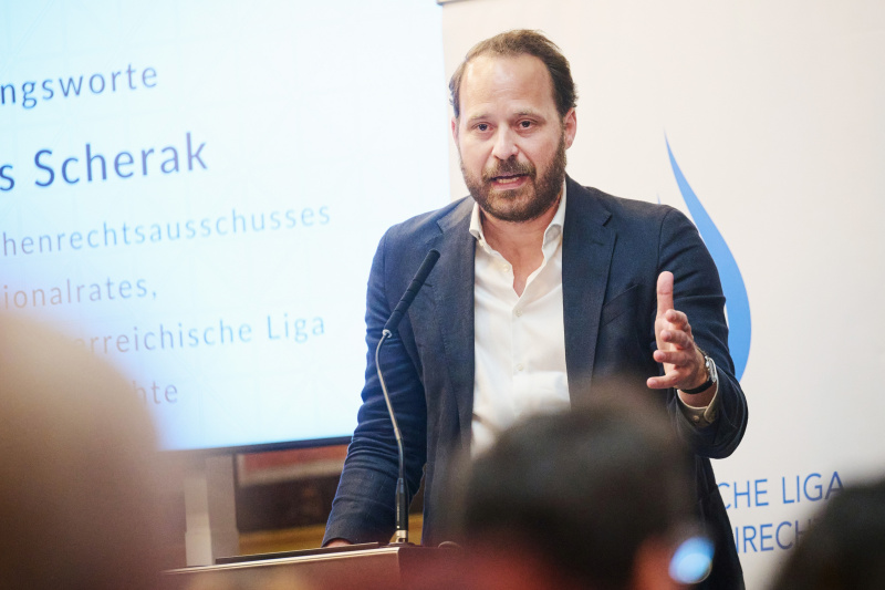Eröffnungsworte. Obmann des Menschenrechtsausschusses des Nationalrates, Nationalratsabgeordneter Nikolaus Scherak (SPÖ)