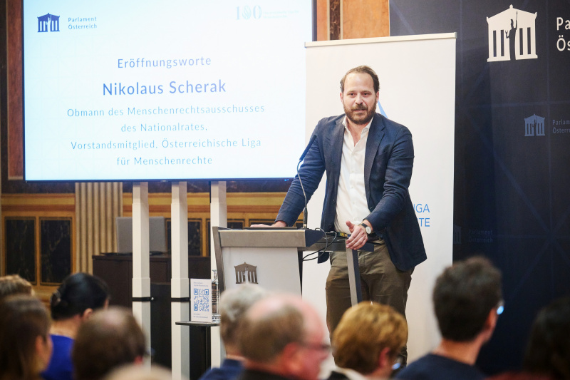 Eröffnungsworte. Obmann des Menschenrechtsausschusses des Nationalrates, Nationalratsabgeordneter Nikolaus Scherak (SPÖ)