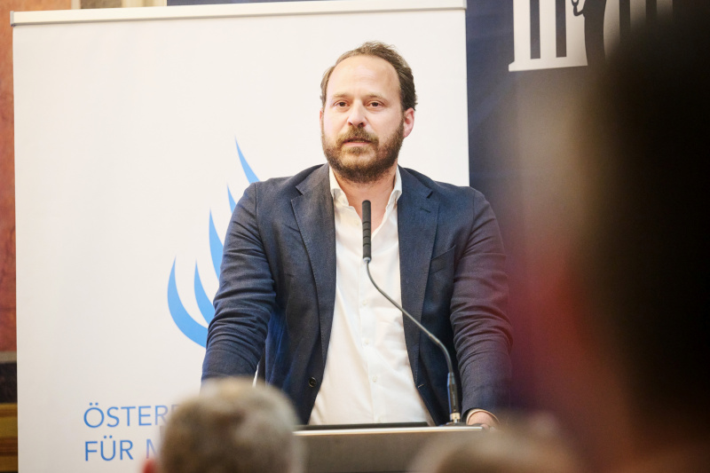 Eröffnungsworte. Obmann des Menschenrechtsausschusses des Nationalrates, Nationalratsabgeordneter Nikolaus Scherak (SPÖ)