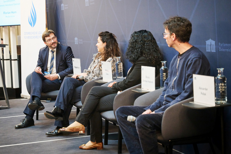 Podiumsdiskussion. Von links: Moderator Florian Horn, Obfrau ZARA-Zivilcourage und Anti-Rassismus-Arbeit Melinda Tamás, Geschäftsführerin Amnesty International Österreich Shoura Zehetner-Hashemi, Sprecher SOS Mitmensch Alexander Pollak