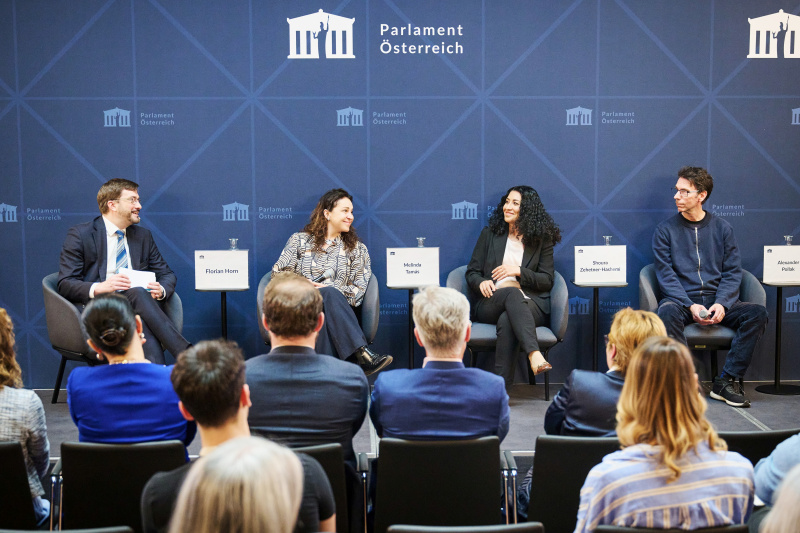 Podiumsdiskussion. Von links: Moderator Florian Horn, Obfrau ZARA-Zivilcourage und Anti-Rassismus-Arbeit Melinda Tamás, Geschäftsführerin Amnesty International Österreich Shoura Zehetner-Hashemi, Sprecher SOS Mitmensch Alexander Pollak