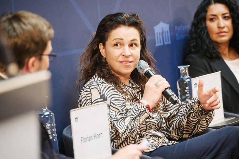 Podiumsdiskussion. Obfrau ZARA-Zivilcourage und Anti-Rassismus-Arbeit Melinda Tamás