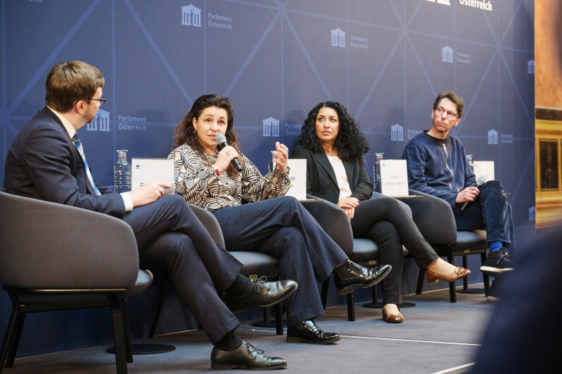Podiumsdiskussion. Von links: Moderator Florian Horn, Obfrau ZARA-Zivilcourage und Anti-Rassismus-Arbeit Melinda Tamás, Geschäftsführerin Amnesty International Österreich Shoura Zehetner-Hashemi, Sprecher SOS Mitmensch Alexander Pollak