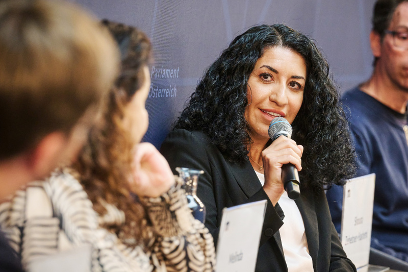 Podiumsdiskussion. Geschäftsführerin Amnesty International Österreich Shoura Zehetner-Hashemi
