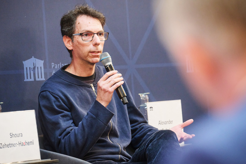 Podiumsdiskussion. Sprecher SOS Mitmensch Alexander Pollak