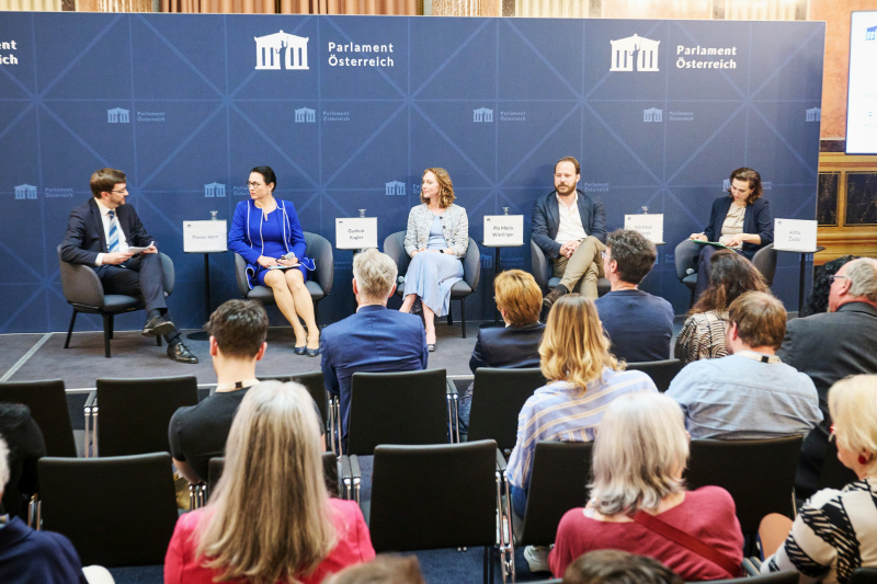 Gespräch mit den Vertreterinnen und Vertretern der Parlamentsfraktionen. Von links: Moderator Florian Horn, Nationalratsabgeordnete Gudrun Kugler (ÖVP), Nationalratsabgeordnete Pia Maria Wieninger (SPÖ), Nationalratsabgeordneter Nikolaus Scherak (SPÖ), Nationalratsabgeordnete Alma Zadić (GRÜNE)