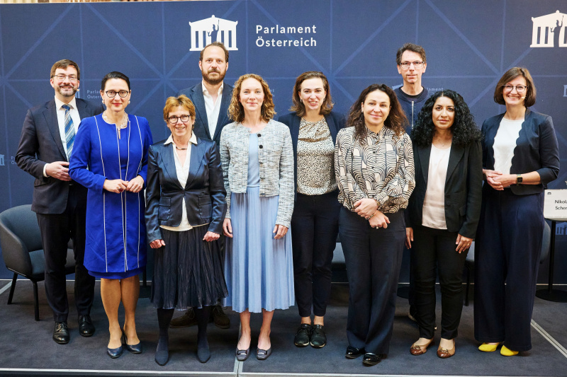 Von links: Moderator Florian Horn, Nationalratsabgeordnete Gudrun Kugler (ÖVP), Präsidentin Österreichischen Liga für Menschenrechte Barbara Helige, Nationalratsabgeordneter Nikolaus Scherak (SPÖ), Nationalratsabgeordnete Pia Maria Wieninger (SPÖ), Nationalratsabgeordnete Alma Zadić (GRÜNE), Obfrau ZARA-Zivilcourage und Anti-Rassismus-Arbeit Melinda Tamás, Geschäftsführerin Amnesty International Österreich Shoura Zehetner-Hashemi, Sprecher SOS Mitmensch Alexander Pollak, Moderatorin Angelika Watzl