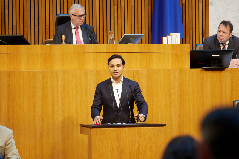 Am Rednerpult: Klubobmann Yannick Shetty (NEOS)