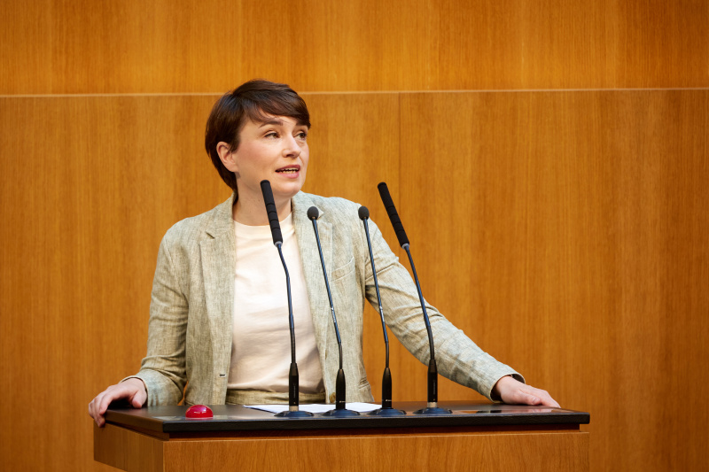 Am Rednerinnenpult: Nationalratsabgeordnete Sigrid Maurer (GRÜNE)