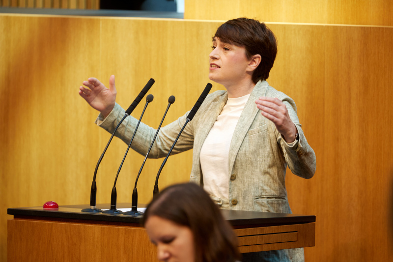 Am Rednerinnenpult: Nationalratsabgeordnete Sigrid Maurer (GRÜNE)