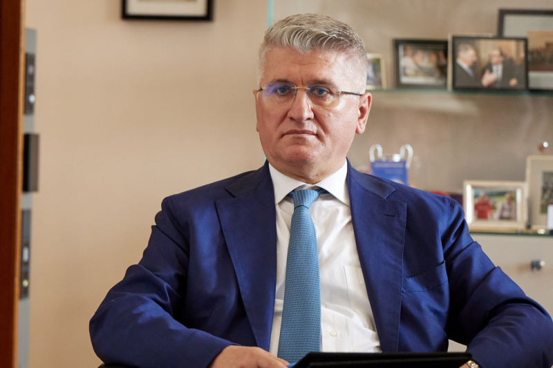 Arbeitsgespräch. Vize-Präsident des albanischen Parlaments Agron Gjekmarkaj