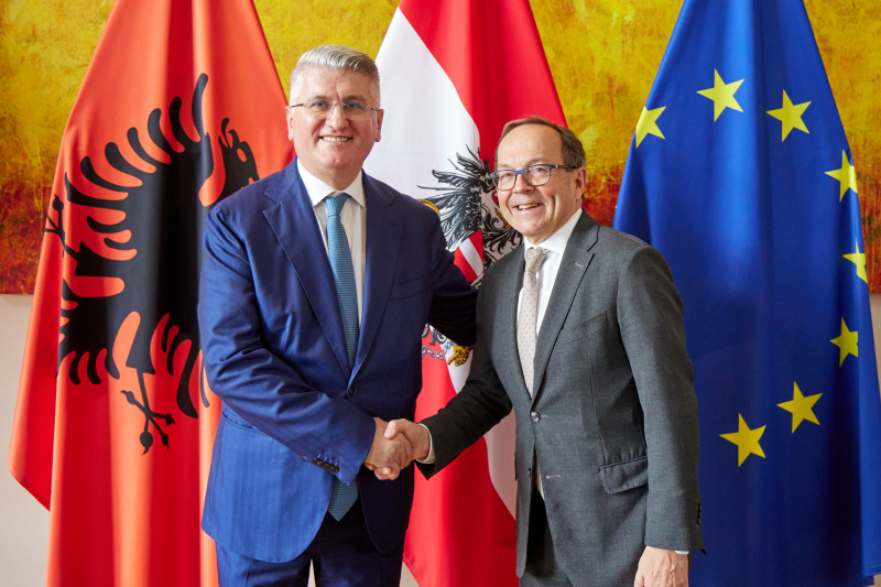 Fahnenfoto. Von links: Vize-Präsident des albanischen Parlaments Agron Gjekmarkaj, Zweiter Nationalratspräsident Peter Haubner (ÖVP)