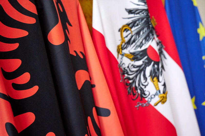 Von links: Fahne von Albanien, Fahne von Österreich, EU-Fahne