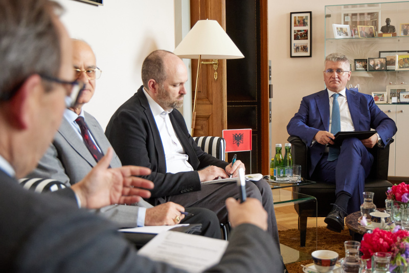Arbeitsgespräch. Vize-Präsident des albanischen Parlaments Agron Gjekmarkaj (rechts)