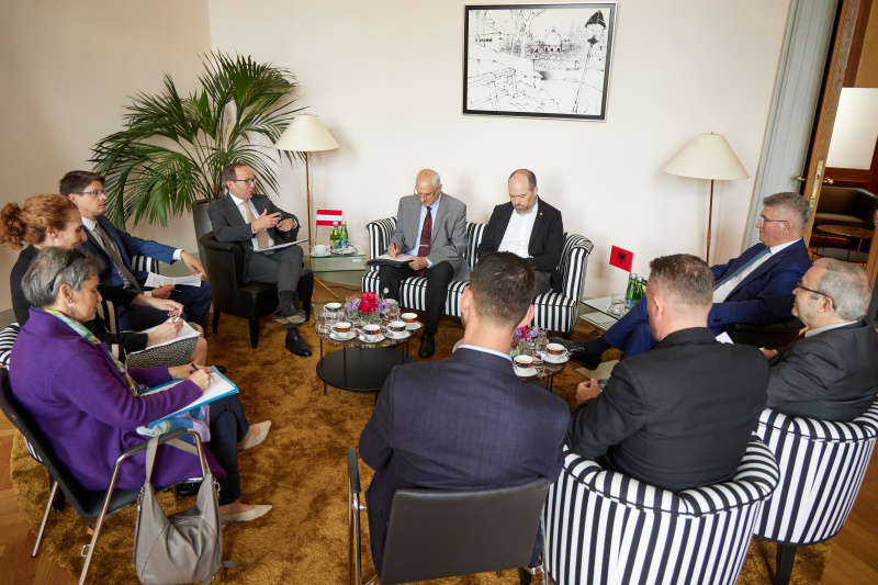 Arbeitsgespräch. Zweiter Nationalratspräsident Peter Haubner (ÖVP) (4. von links) und Vize-Präsident des albanischen Parlaments Agron Gjekmarkaj (2. von rechts)