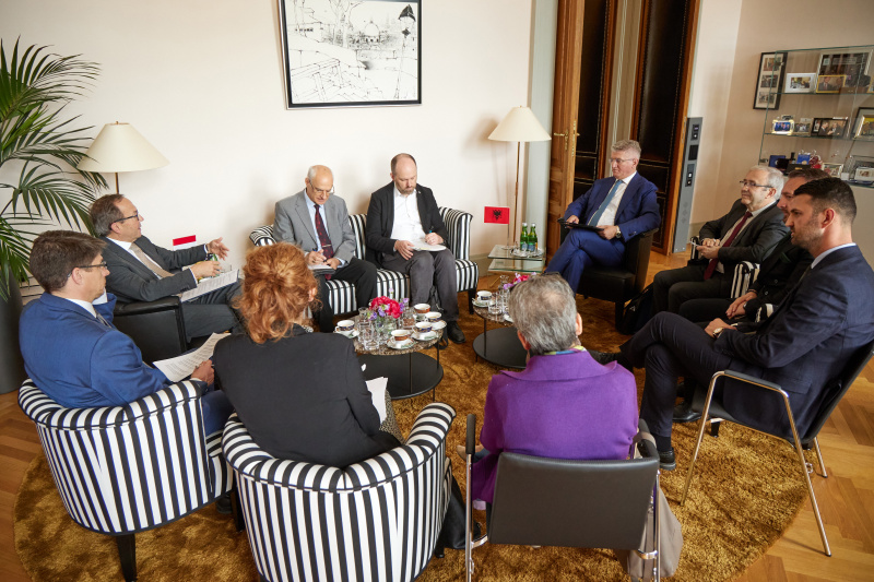 Arbeitsgespräch. Zweiter Nationalratspräsident Peter Haubner (ÖVP) (2. von links) und Vize-Präsident des albanischen Parlaments Agron Gjekmarkaj (5. von links)