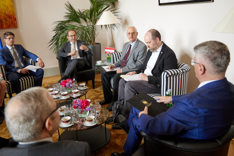 Arbeitsgespräch.  Zweiter Nationalratspräsident Peter Haubner (ÖVP) (2. von links)