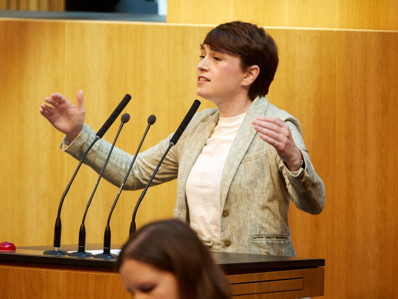 Am Rednerinnenpult: Nationalratsabgeordnete Sigrid Maurer (GRÜN)