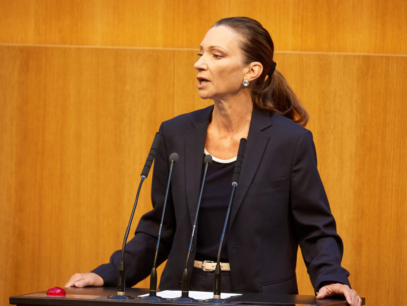 Am Rednerinnenpult: Nationalratsabgeordnete Susanne Fürst (FPÖ)