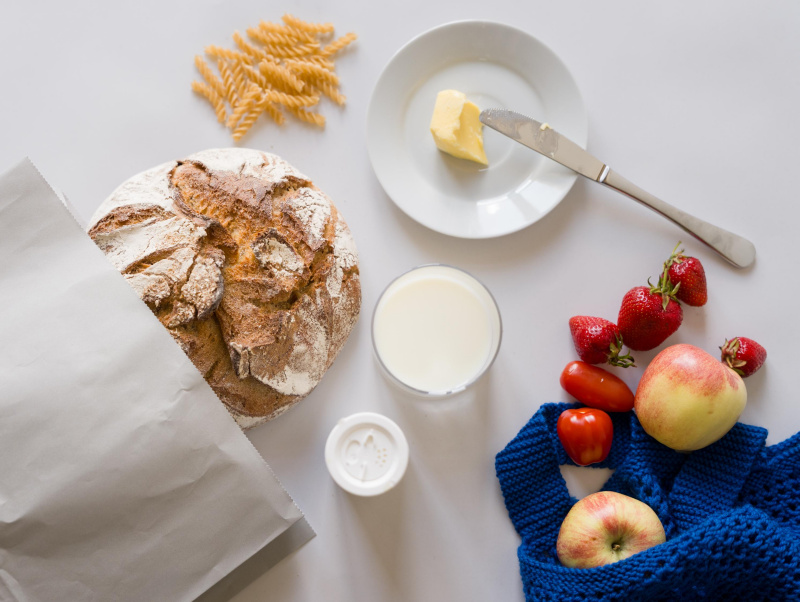 Brot, Butter, Milch, Erdbeeren, Äpfel, Nudel