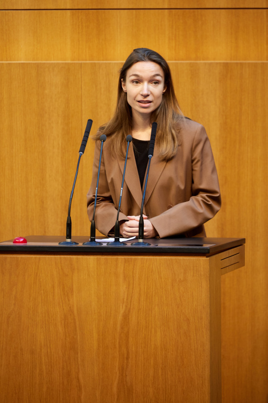 Am Rednerinnenpult: Nationalratsabgeordnete Sophie Marie Wotschek (NEOS)