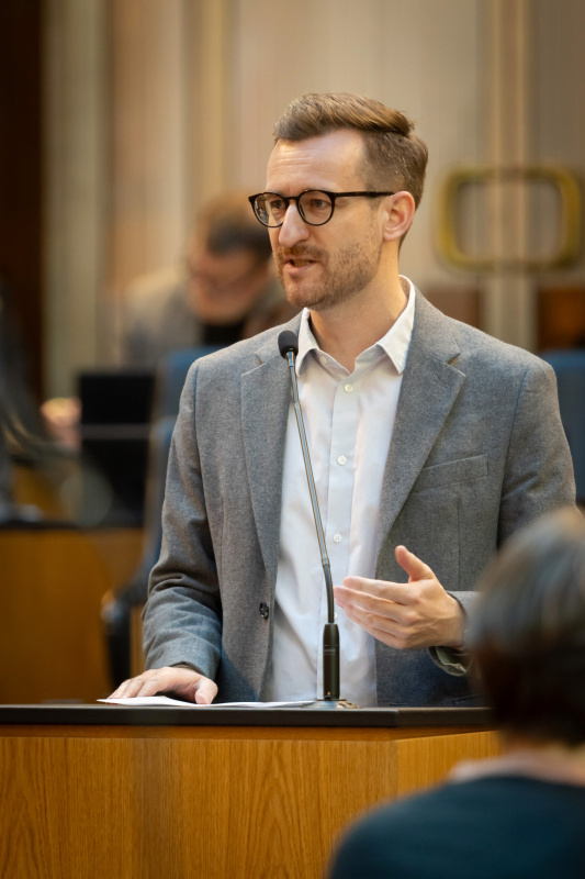 Am Rednerpult: Nationalratsabgeordneter Johannes Gasser (NEOS)