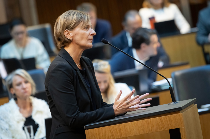 Am Rednerinnenpult: Nationalratsabgeordnete Sabine Schatz (SPÖ)