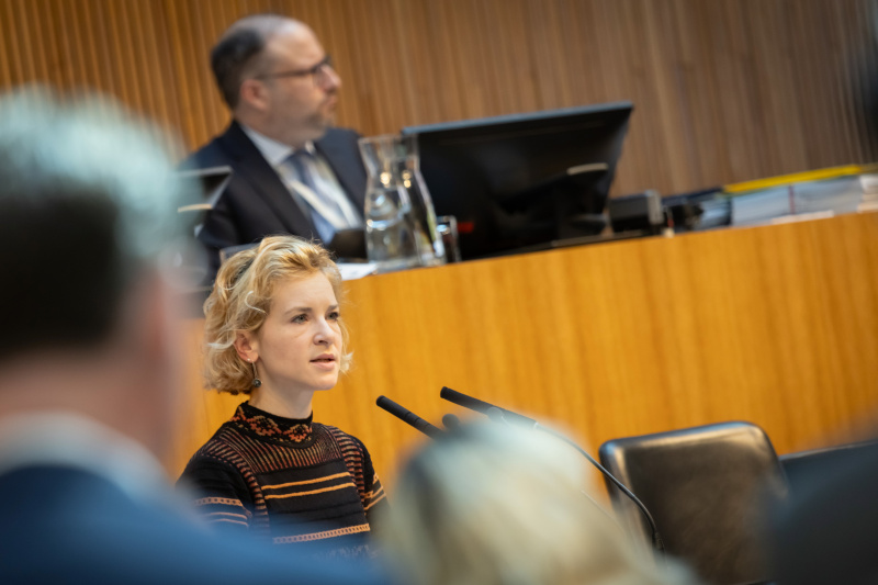 Am Rednerinnenpult: Frauenministerin Eva-Maria Holzleitner (SPÖ)