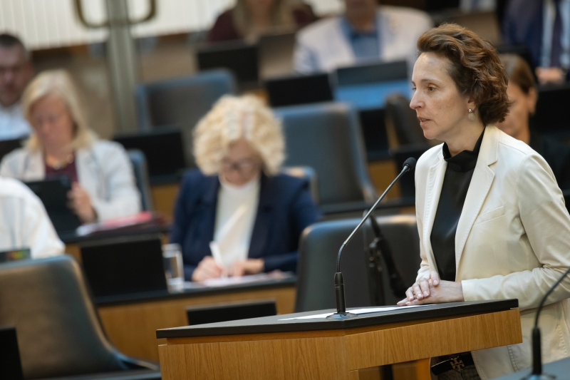 Am Rednerinnenpult: Nationalratsabgeordnete Martina von Künsberg Sarre (NEOS)