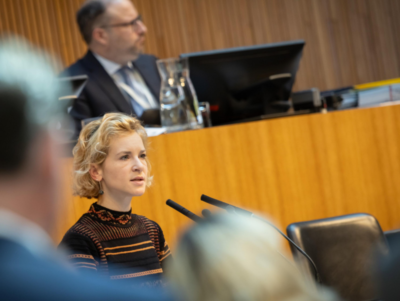 Am Rednerinnenpult: Frauenministerin Eva-Maria Holzleitner (SPÖ)