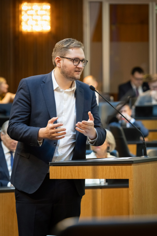 Am Rednerpult: Nationalratsabgeordneter Sebastian Schwaighofer (FPÖ)