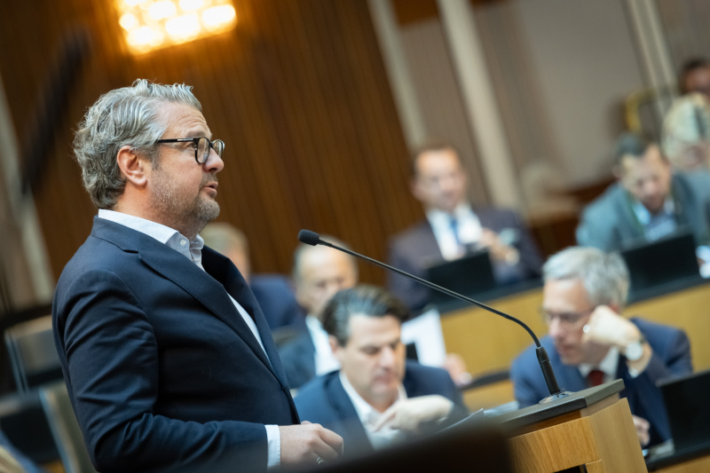 Am Rednerpult: Nationalratsabgeordneter Wendelin Mölzer (FPÖ)