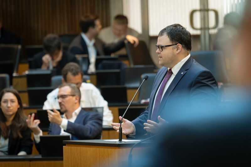 Am Rednerpult: Nationalratsabgeordneter Thomas Elian (ÖVP)