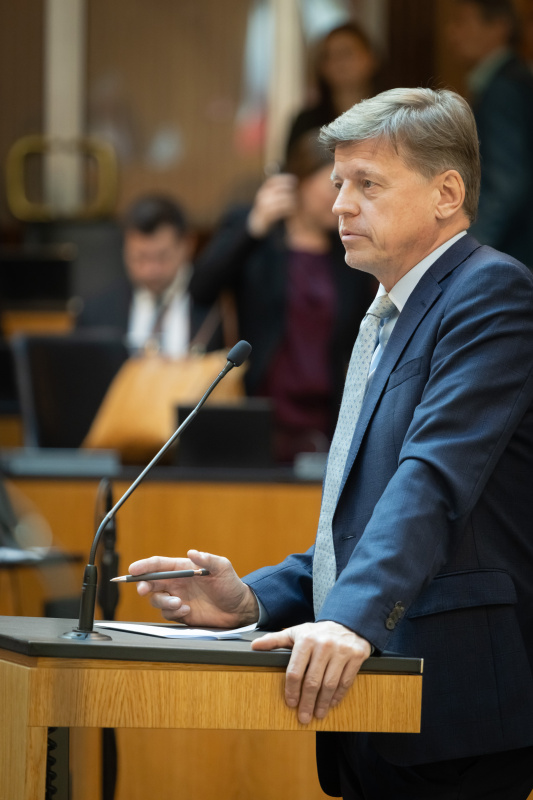 Am Rednerpult: Nationalratsabgeordneter Veit Valetnin Dengler (NEOS)