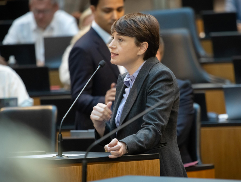 Am Rednerinnenpult: Nationalratsabgeordnete Sigrid Maurer (GRÜNE)
