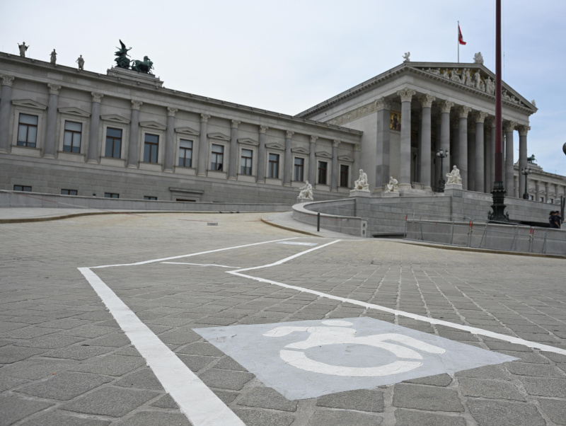 Barrierefreier Zugang für Rollstuhlfahrer:innen mit taktilem Bodenleitsystem