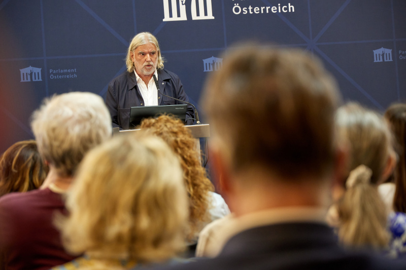 Lesung: „Mein langer Atem“ von Franz-Joseph Huainigg. Autor Heinz Janisch