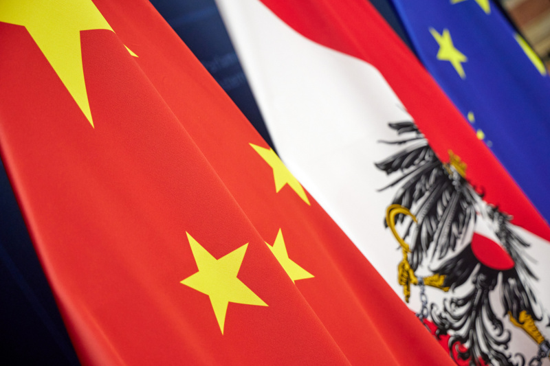 Von links: Fahne von China, Fahne von Österreich, EU-Fahne