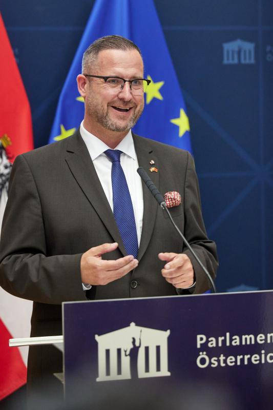 Vortrag: 55 Jahre Österreich – China. Brücke der Freundschaft und des gegenseitigen Verständnisses. Nationalratsabgeordneter Christian Hafenecker (FPÖ)