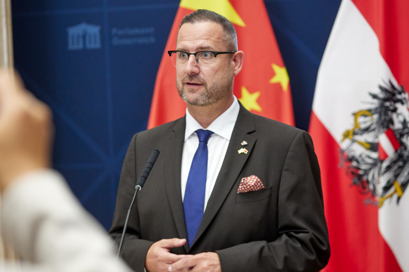 Vortrag: 55 Jahre Österreich – China. Brücke der Freundschaft und des gegenseitigen Verständnisses. Nationalratsabgeordneter Christian Hafenecker (FPÖ)